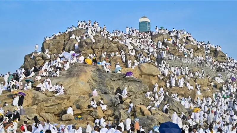 ضيوف الرحمن ينفرون من عرفات إلى مزدلفة