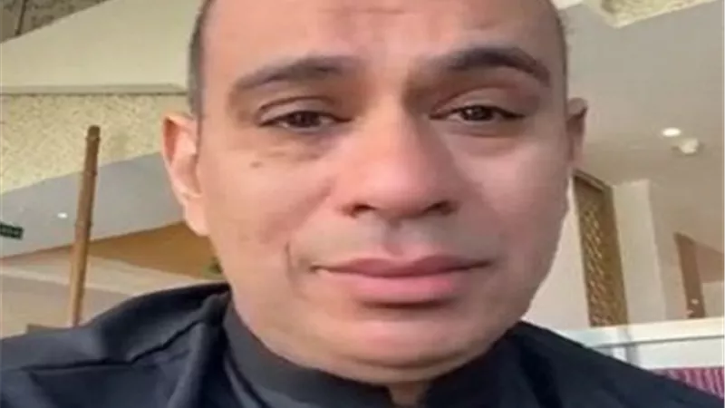 محمود الليثي يبكي فى الأراضي المقدسة متأثرًا برحيل والدته