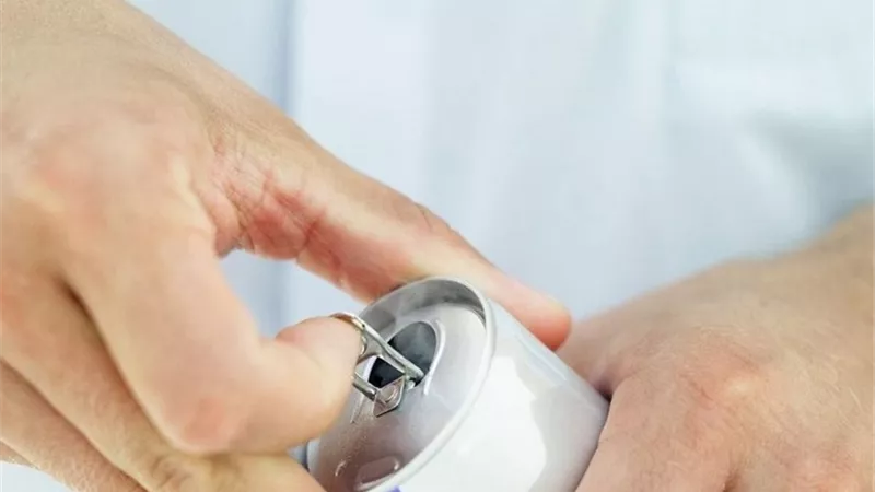 جراح تركي مختص في زراعة الشعر يحذر الرجال من مشروبات الطاقة