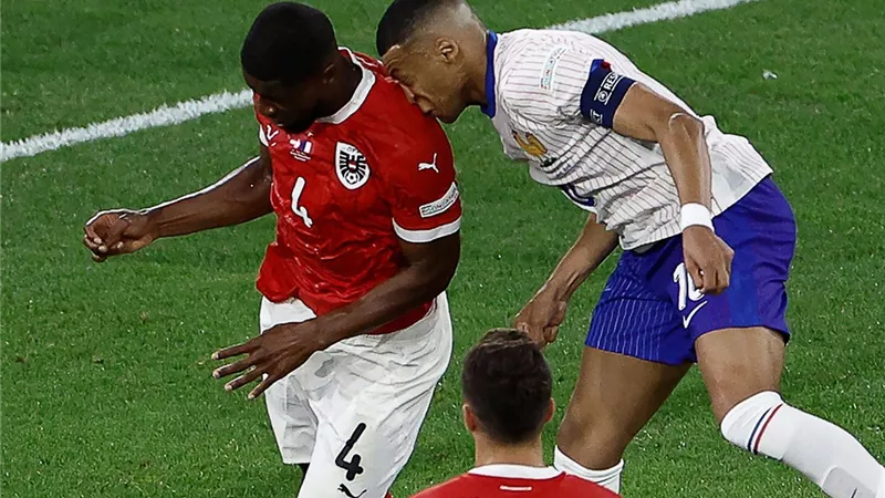 ديشامب يصدم جماهير فرنسا بشأن إصابة مبابي