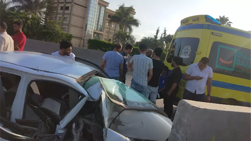 اصابة 5 من اسرة واحدة فى حادث ملاكى بصحراوى البحيرة