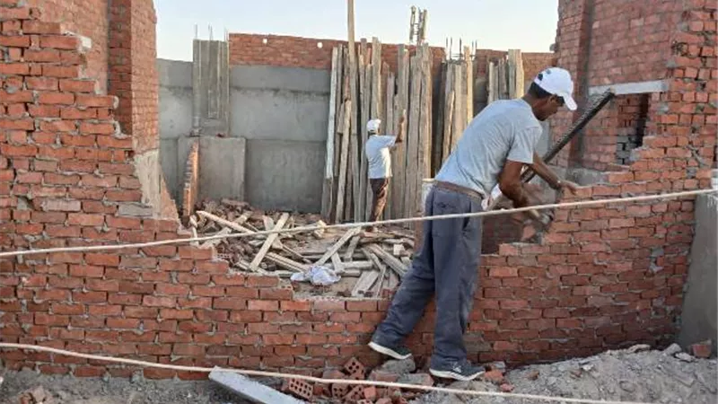 الأجهزة التنفيذية بالقاهرة تتصدى لمحاولات بناء مخالف استغلالا لإجازة العيد