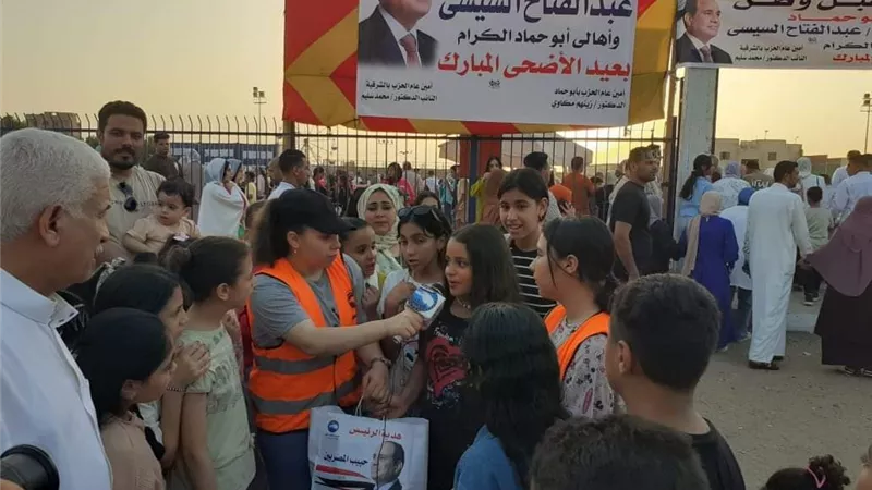 وفد مستقبل وطن بالزقازيق يوزع هدية الرئيس على الاطفال
