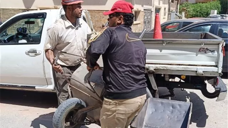 جهاز دمياط الجديدة ينفذ إزالة يتحفظ على معدات المقاولين ومواد البناء