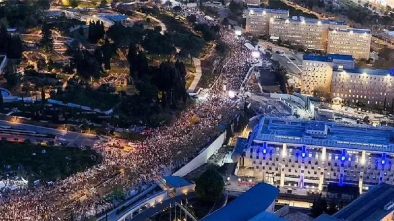 آلاف الإسرائيليين يتظاهرون ضد حكومة نتنياهو أمام الكنيست