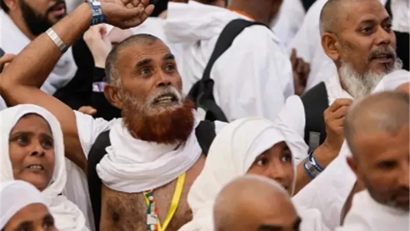 ما حكم رمي الجمرات قبل الزوال أيام التشريق؟