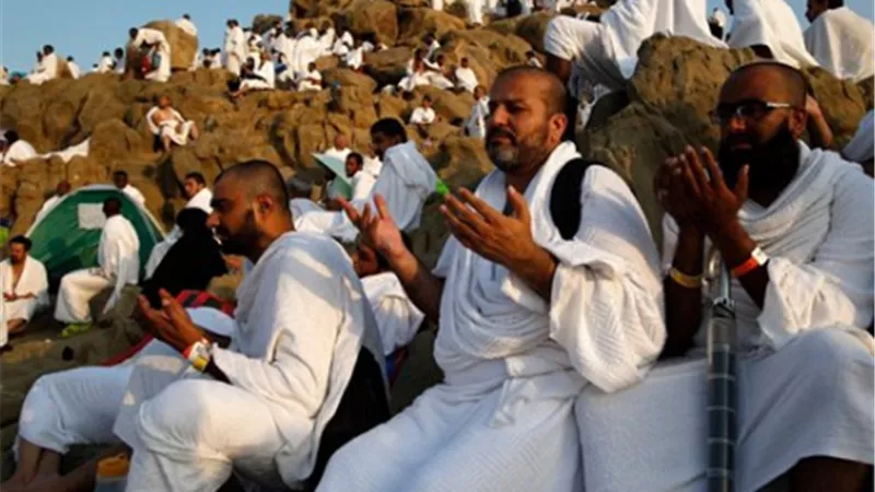 ما حكم من أحرم بالحج ثم مات بعد الوقوف بعرفة؟
