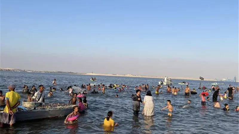 هربا من حرارة الجو..شواطئ الإسماعيلية كاملة العدد في العيد..صور