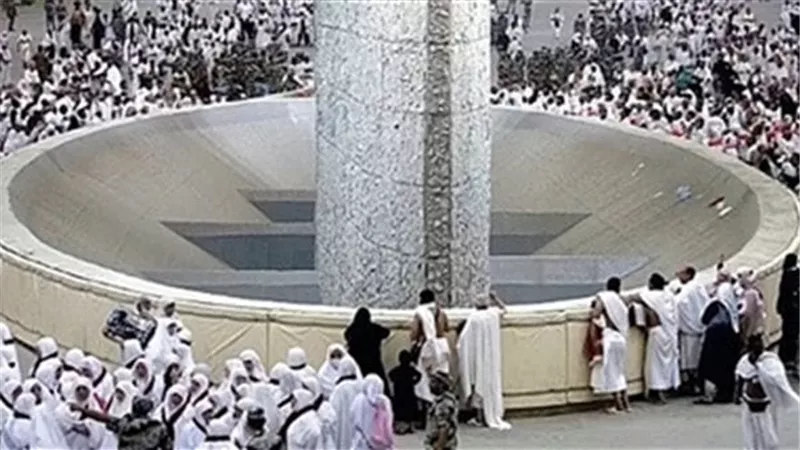 حجاج بيت الله الحرام يرمون الجمرات الثلاث في آخر أيام الحج