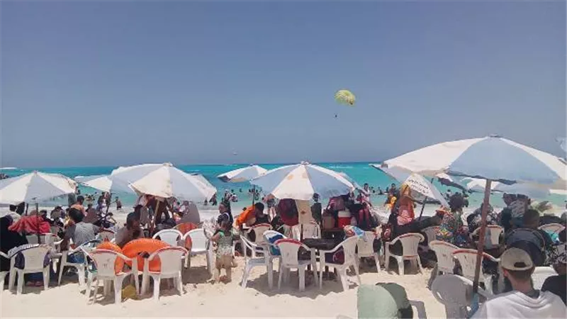 رئيس مدينة مرسي مطروح يتابع ميدانياً سير العمل بالشواطئ