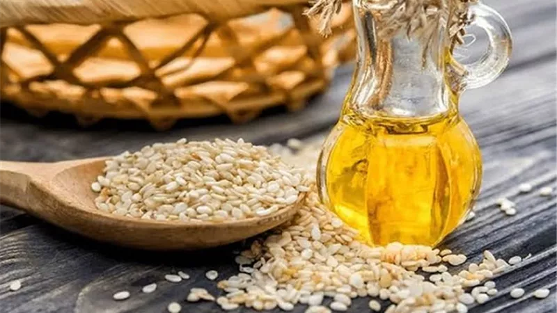 ترطيب الشعر ومنع تساقطه .. أبرز فوائد زيت السمسم