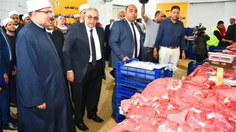 وزير الأوقاف يشهد انطلاق توزيع الدفعة الأولى من لحوم الأضاحي بمجزر البساتين
