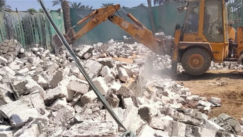 ازالة ٥٣ حالة بناء مخالف وتعديات علي الأراضي الزراعية بالجيزة