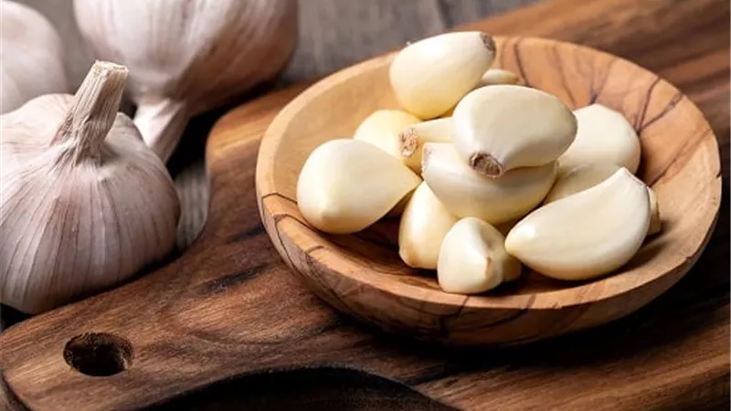 هل وضع الثوم فى الفريزر يسببب مخاطر صحية ؟
