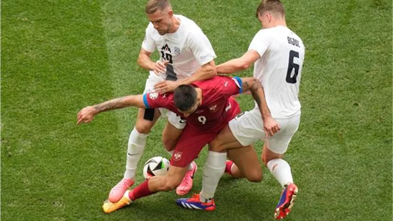 كأس الأمم الأوروبية.. شوط أول سلبي بين سلوفينيا وصربيا