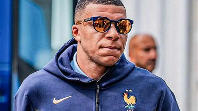 مبابي يظهر مع منتخب فرنسا قبل مواجهة هولندا في اليورو