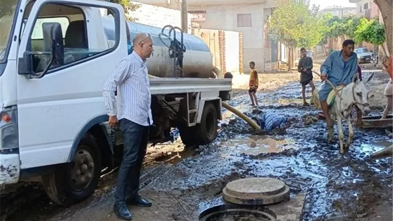 رئيس مركز سمالوط يتابع إصلاح انفجار خط مياه بقرية الجزائر