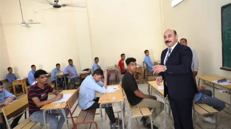 محافظ أسوان يوجه بتوفير المناخ المناسب في لجان الثانوية العامة