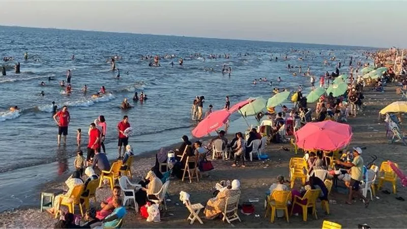 خلف الله: إقبال كبير من الزائرين على شاطئ مدينة دمياط الجديدة صور