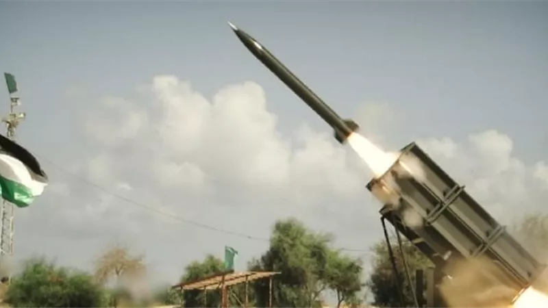 إعلام فلسطيني: المقاومة تقصف برشقات صاروخية تمركزا لجنود الاحتلال