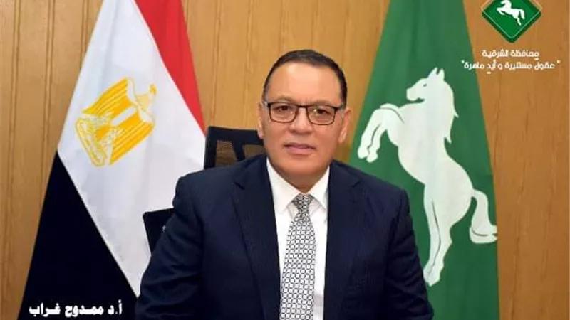 52130 طالباوطالبة بالثانوية العامة يؤدون امتحان العربى بالشرقية
