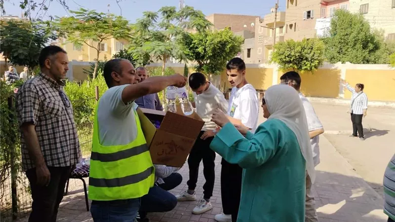 مستقبل وطن مطاي وملوي يوزعون المياه المعدنيه والعصائر للطلاب