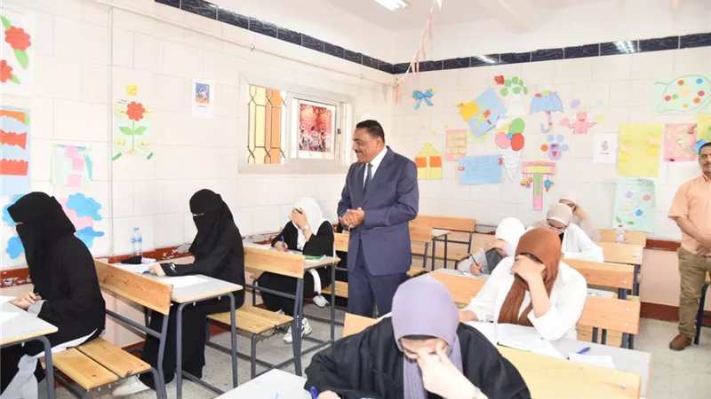 محافظ مطروح يتفقد لجان امتحانات الثانوية العامه