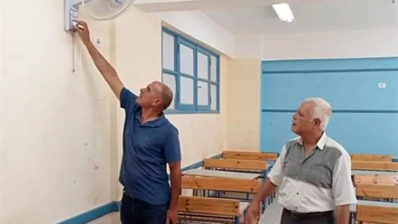 مدير الإدارة التعليمية بحدائق أكتوبر يتفقد لجان امتحانات الثانوية