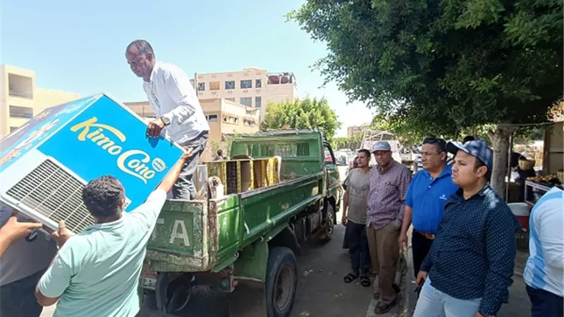 رئيس جهاز الشروق يقود حملة لرفع الإشغالات ويحرر 6 محاضر.. صور
