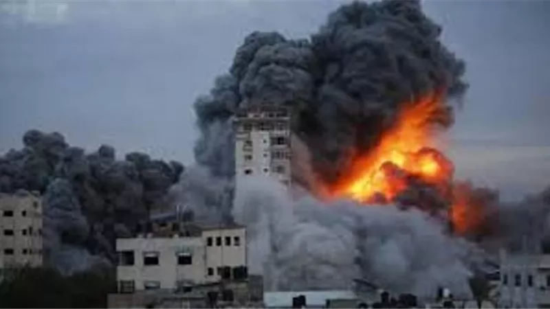 شهداء ومصابون في قصف أبنية سكنية في مخيم الشاطئ غرب غزة