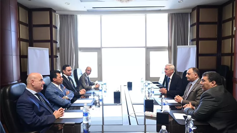 وزير الرياضة يلتقي رئيس الاتحاد الدولي لبيوت الشباب