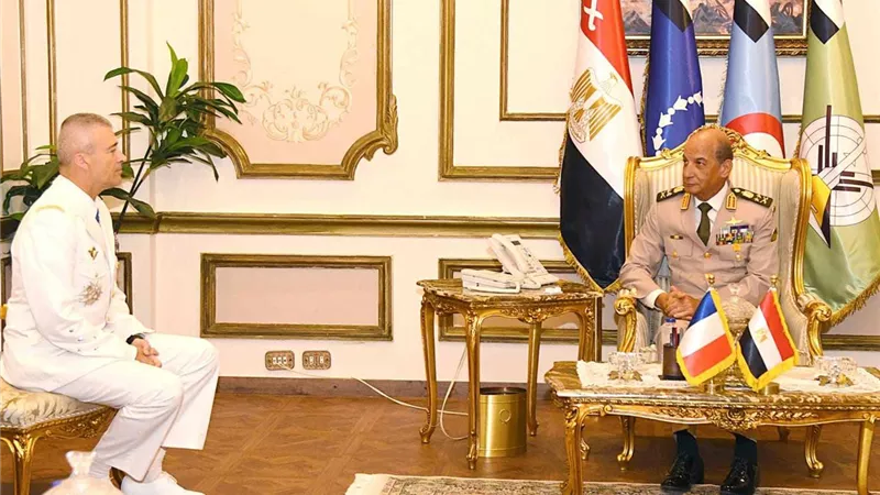 القائد العام للقوات المسلحة ورئيس الأركان يلتقيان رئيس الأركان الفرنسي