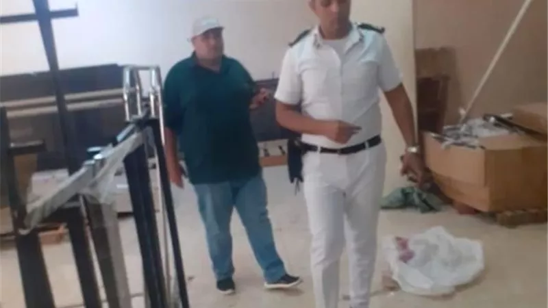 تفاصيل غلق وتشميع جهاز مدينة ١٥ مايو لمخزن أقمشة مخالف.. بالصور