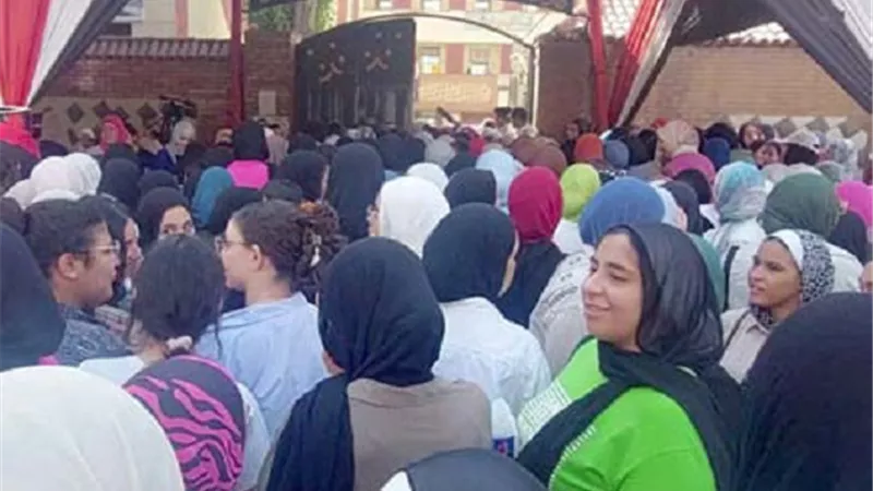 محافظ الجيزة اطمأن علي الطلبة ومستوي الامتحان وشدد علي منع الهاتف