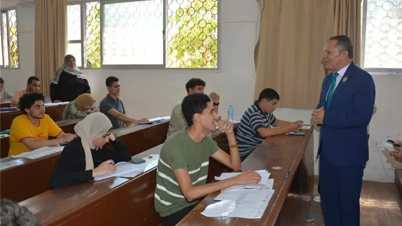 رئيس جامعة دمياط يتفقد إمتحانات كليتي الحقوق والعلوم