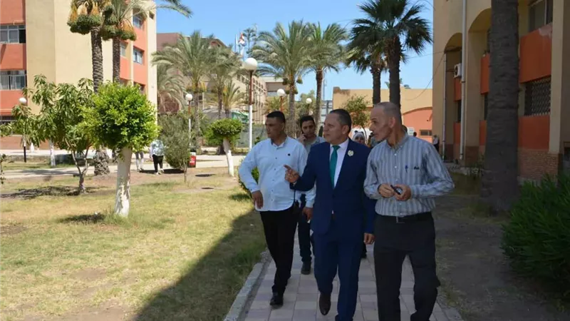 رئيس جامعة دمياط يتفقد حرم كلية التربية