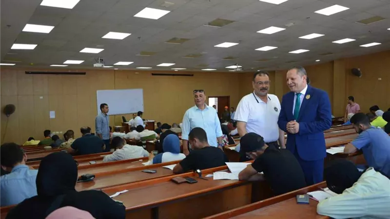 رئيس جامعة دمياط يتفقد الامتحانات بكلية التربية الرياضية