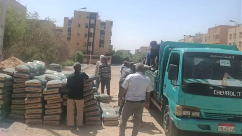 جهاز بدر ينفذ إزالات ويتحفظ على 5 طن أسمنت ويحول المخالف للنيابة.. صور