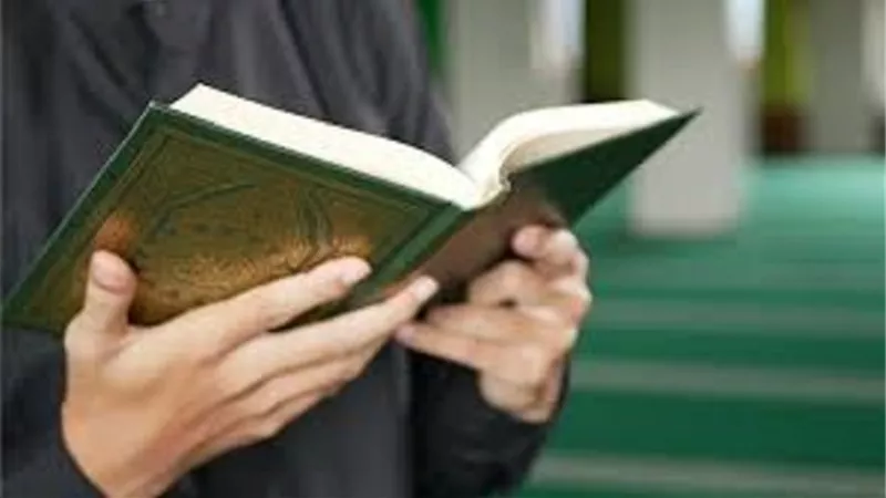 حمل المصحف جائز فى الصلاة الا فى هذا الموضع الاولى تركه