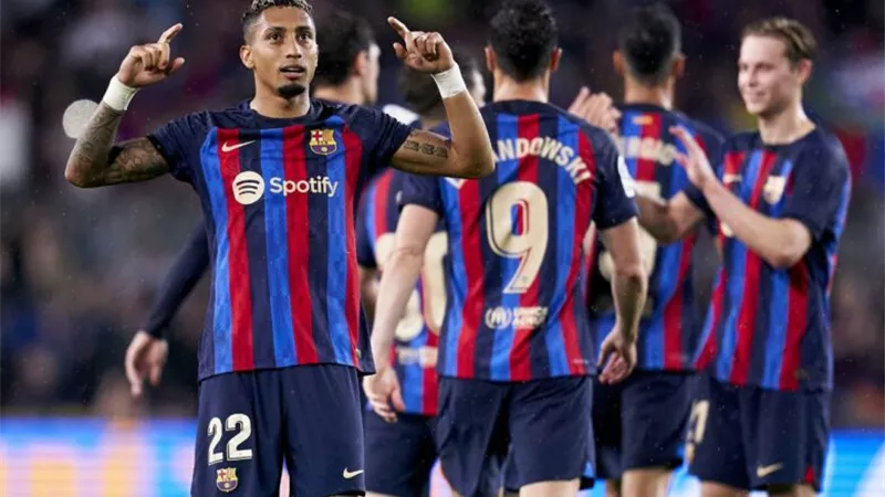 برشلونة يحدد مبلغا ضخما للموافقة على بيع نجمه إلى الهلال