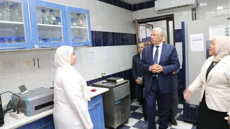 وزير الزراعة يتفقد معمل سمارت لاب لتشخيص الأمراض النباتية