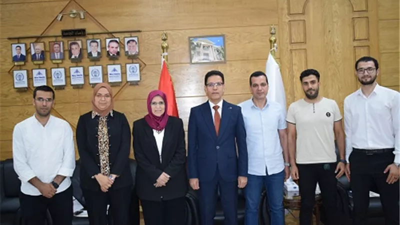 رئيس جامعة بنها يكرم فريق عمل معمل التشخيص البيطري