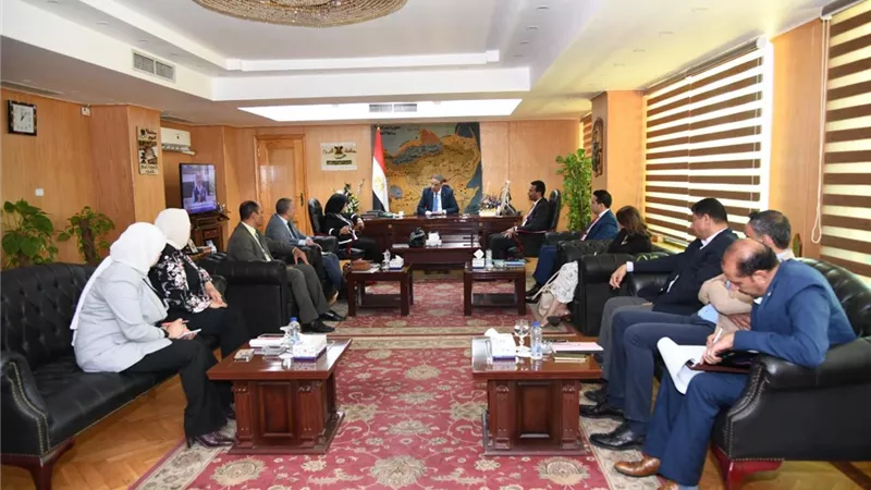 محافظ الفيوم يبحث آليات تنفيذ مشروع مهنتك مستقبلك