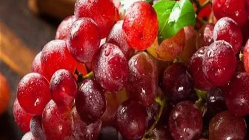 ماذا يحدث لجسمك عند تناول العنب الأحمر؟