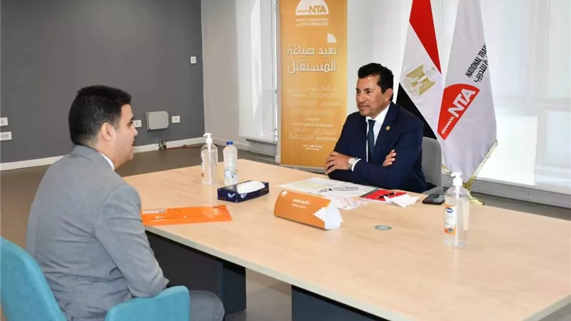أشرف صبحى يشهد اختبارات المتقدمين للبرنامج الرئاسي لتأهيل الشباب