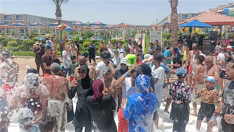 مهرجان الفوم في مواجهة الحر على شواطئ الغردقة