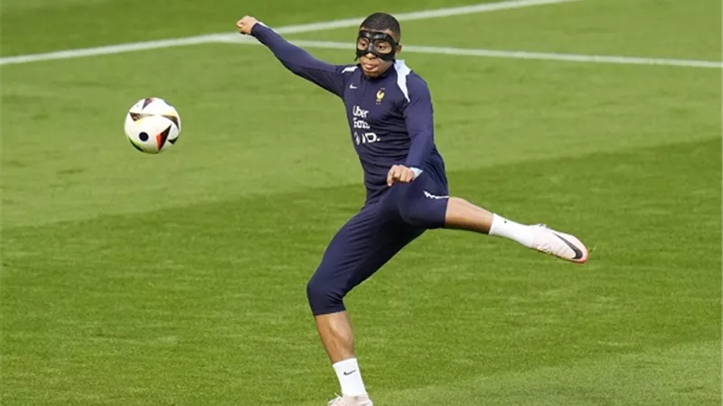 ديشامب يحسم موقف مبابي من مواجهة بولندا