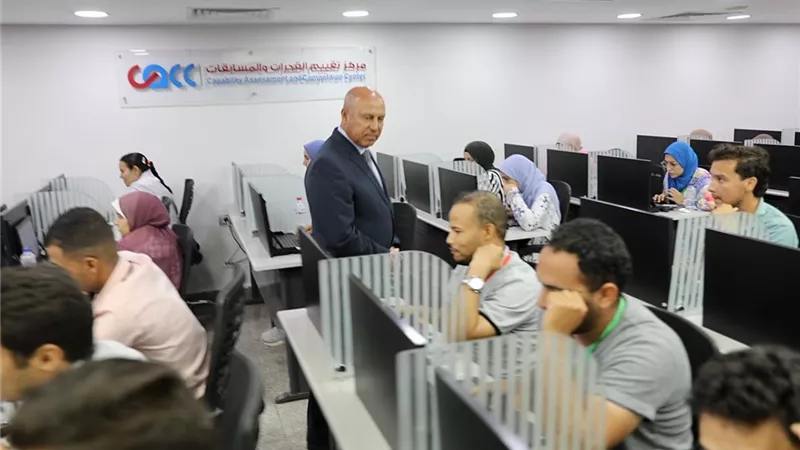 وزير النقل يتفقد امتحان المتقدمين لمسابقة الهيئة القومية للانفاق