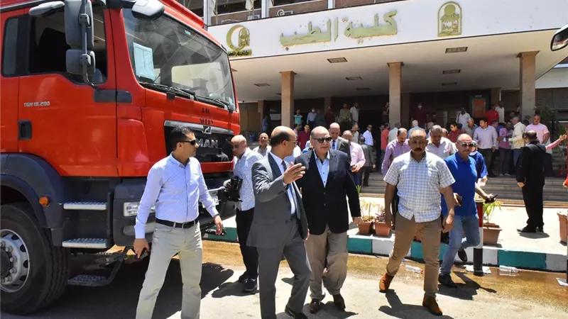 محافظ أسيوط يتفقد أثار حريق بوحدة الحاسب الآلي بكلية الطب