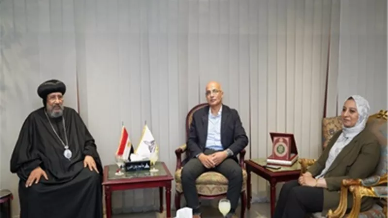 رئيس جامعة عين شمس يستقبل نيافة الأنبا إرميا